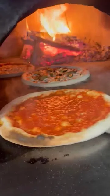 Pizze nel forno a legna - Imperator II Milano